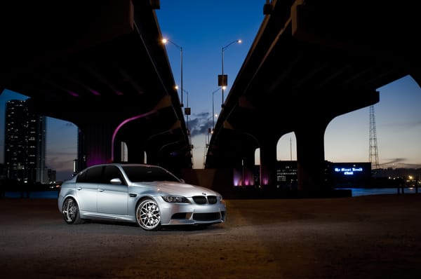 Обои silvery, серебристый, бмв, небоскрёб, небо, BMW, мост, фонарные столбы, город, передняя часть, вышка, E90
