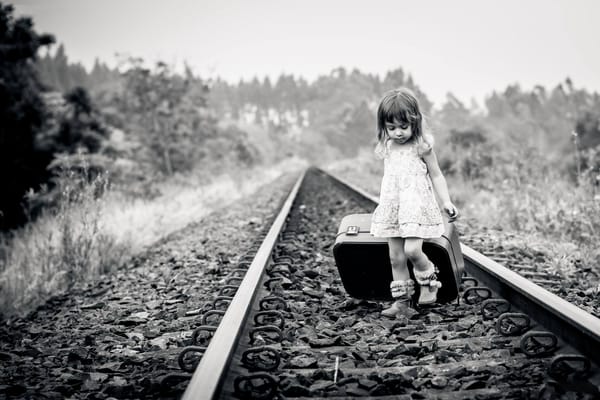 Обои photographer, дорога, чемодан, ребенок, Andrea Belchol, девочка, рельсы, железная, черно-белое