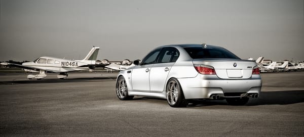 Обои silvery, BMW, самолёты, небо, задняя часть, бмв, взлётно-посадочная полоса, серебристый