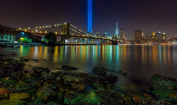 Обои Brooklyn Bridge, мост, ночной город, лучи, Манхэттен, Manhattan, камни, Ист-Ривер, New York City, пролив, Нью-Йорк, Посвящение в свете, инсталляция, East River, Tribute in Light, Бруклинский мост