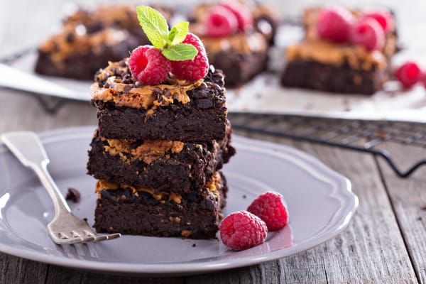Обои Выпечка, Cakes with peanut butter and chocolate drops, sweets, сладость, Cakes, Пирожные с ореховым маслом и шоколадными каплями