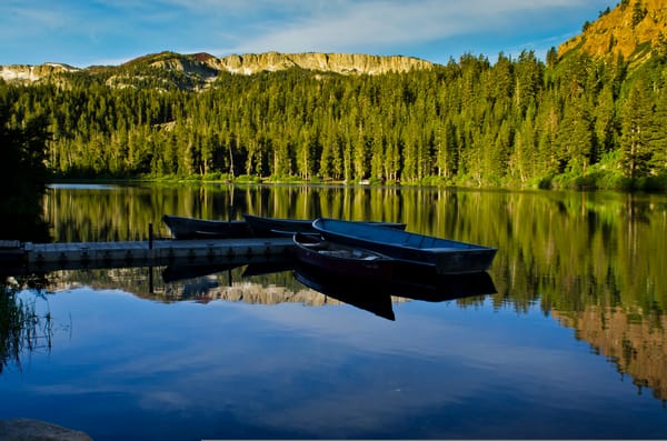 Обои США, отражение, причал, вода, лес, берег, Калифорния, Mammoth Lakes, горы, озеро, лодки