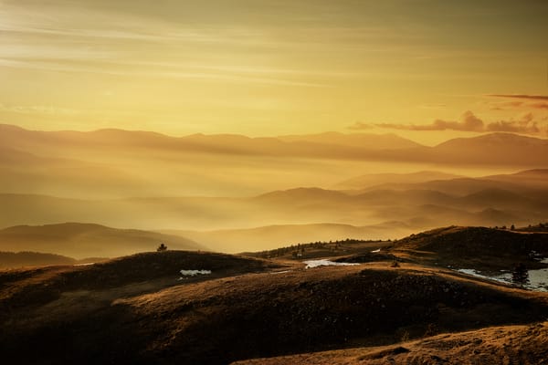 Обои yellow sky, горы, желтые небо, fog, mountains, туман