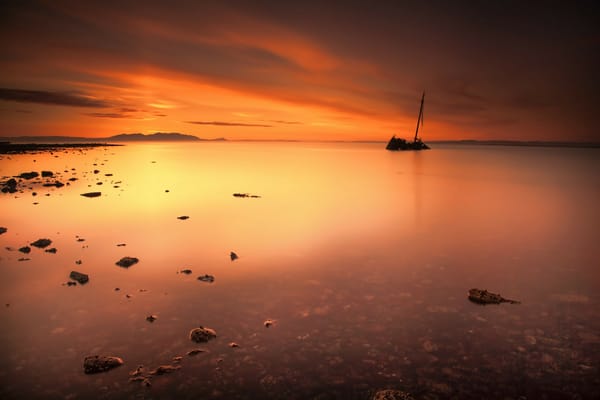 Обои горы, море, зарево, обломки корабля