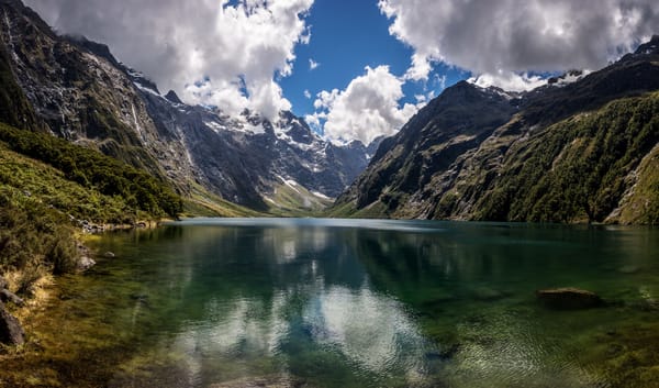 Обои Новая Зеландия, облака, Lake Marian, скалы, горы, Fiordland National Park, озеро