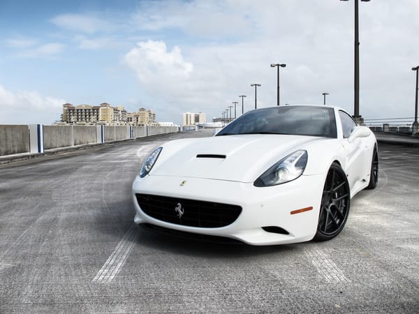 Обои Ferrari, белый, фонарные столбы, передняя часть, небо, калифорния, California, феррари, облака, white