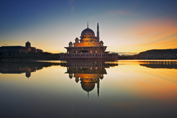 Обои Малайзия, Putrajaya Озеро, закат, Путраджайская, Масджид Путра, облака, отражение, Мечеть Путра, небо, зеркало