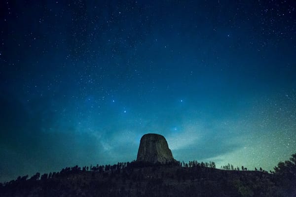 Обои Соединенные Штаты, Вайоминг, звезды, Башня Дьявола, небо, камень, деревья, синий