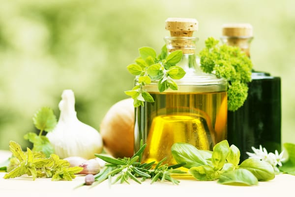 Обои оливковое масло, зелень, чеснок, garlic, fresh herbs, olive oil