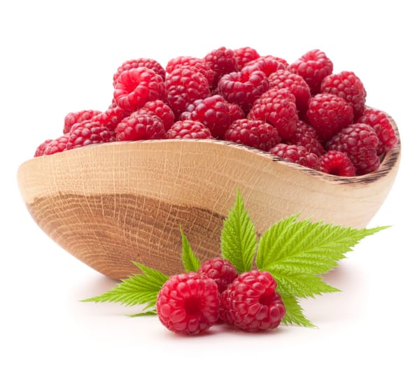 Обои свежие ягоды, листики, bowl, fresh berries, миска, raspberries, leaves, малинки