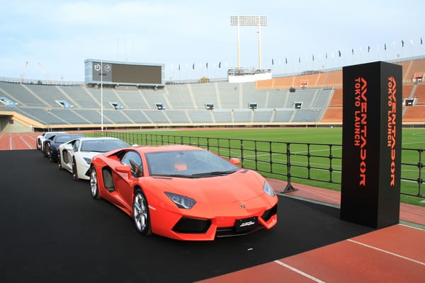 Обои красотки, lamborghini aventador lp700-4, стадион