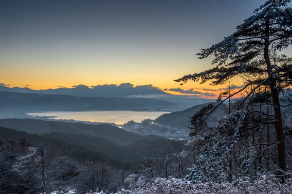 Обои Lake Suwa, Japanese Alps, восход, озеро Сува, Nagano Prefecture, хребет Кисо, Япония, горы, Okaya-shi, деревья, Японские Альпы, рассвет, Japan, Нагано, озеро, Окая, утро, панорама, Kiso Mountains