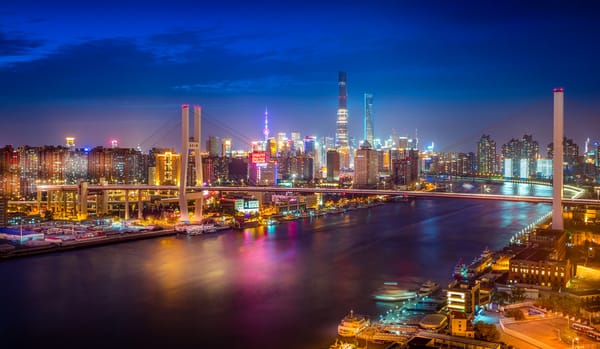 Обои Китай, отражение, фонари, Шанхай, Shanghai World Financial Center, Oriental Pearl Tower, Shanghai Tower, река Хуанпу, небо, зеркало, Nanpu Bridge, лодки