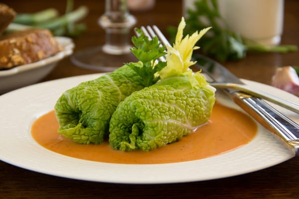 Обои Cabbage rolls with tomato sauce, Голубцы с томатным соусом, herbs, второе блюдо, second dish, зелень