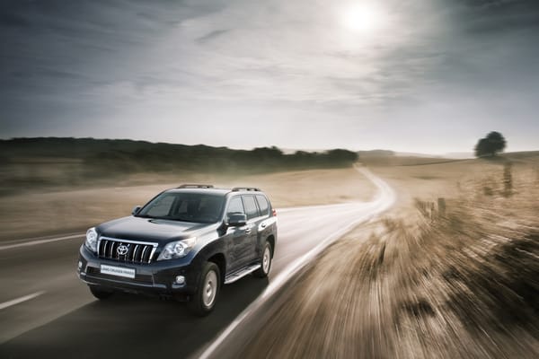 Обои Toyota, деревья, Land Cruiser, прадик, джип, Ленд Крузер, поле, Тойота, Прадо, небо, дорога, suvпередок, солнце, внедорожник, Prado