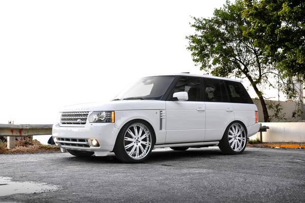 Обои land rover, белый, white, дерево, range rover, отбойник, tree, здание, wheels, ленд ровер, sky, ренж ровер, тонировка, белые, диски