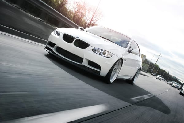 Обои bmw, white, дневной свет, автомобили, бмв, небо, m3, отбойник, белый, дорога, road, разметка, cars, e92