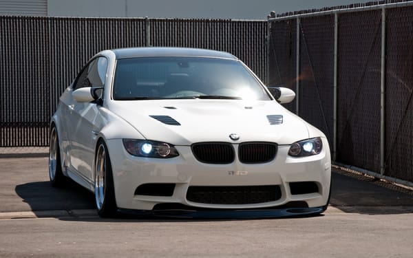 Обои bmw, m3, ограждение, тень, лобовое стекло, e92, white, бмв, белый, блик, свет фар