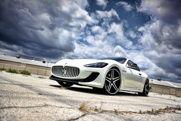 Обои Maserati, белый, асфальт, GranTurismo, white, кусты, грантуризмо, ограждение, вид снизу, MC Stradale, трава, здание, трещины, мазерати