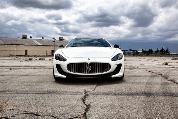 Обои Maserati, грантуризмо, white, белый, передок, GranTurismo, мазерати, MC Stradale, тонированный, следы от покрышек, асфальт
