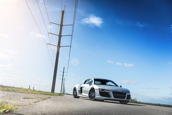 Обои silvery, вид спереди, ауди, столбы, серебристый, блик, audi
