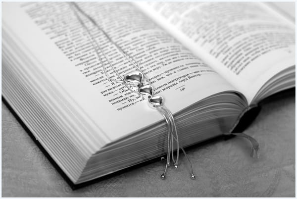 Обои колье, черно-белое, серебро, книга, настроение, украшение, чтение