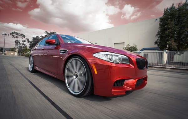 Обои bmw, red, speed, скорость, road, спортивный седан, вид спереди, m5, дорога, бмв, красный, f10