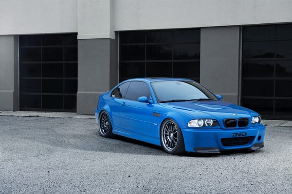 Обои bmw, вид спереди, black, бмв, здание, чёрные диски, синий, m3, e46, свет фар, wheels, blue