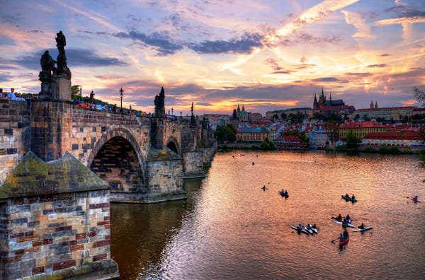 Обои Чешская, Prague, Республика, Чехия, вечер, Karlův most, Прага, река, архитектура, город, Карлов мост, Влтава, лебеди, вода, Praha, Česká republika, Czech