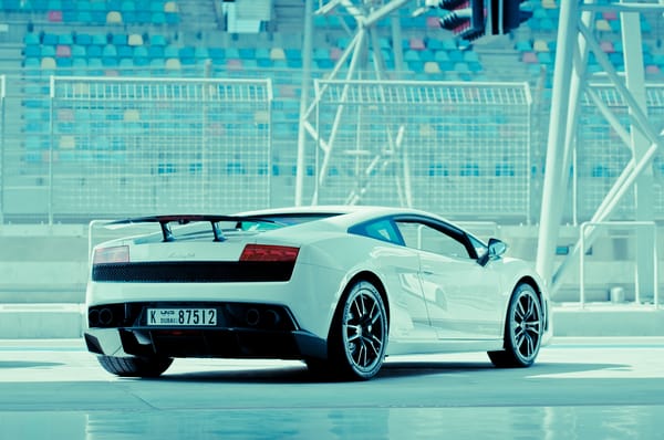 Обои lamborghini, вид сзади, ламборгини, гайярдо, white, lp570-4 superleggera, gallardo, автодром, суперлегерра, трибуны, антикрыло