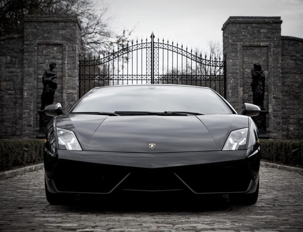 Обои Lamborghini, суперлаггера, Gallardo, ворота, вид спереди, чёрная, статуи, галлардо, LP570 Superleggera, black, ламборгини