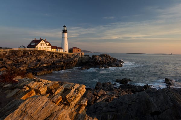 Обои США, Portland Head Lighthouse, утро, Кейп-Элизабет, United States, Cape Elizabeth, штат, Мэн, скалы, залив Атлантического океана, дома, маяк мыса Портленд, маяк, Maine