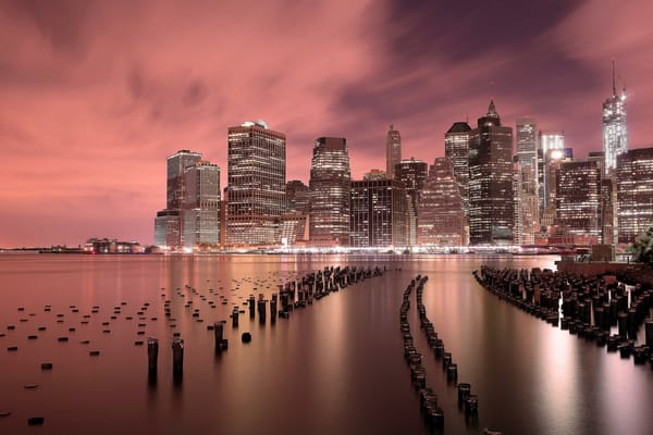 Обои США, река, ночь, огни, Нижний Манхэттен, East River, USA, город, NYC, Lower Manhattan, Brooklyn Bridge Park, здания, Ист-Ривер, небоскребы, Нью-Йорк, дома