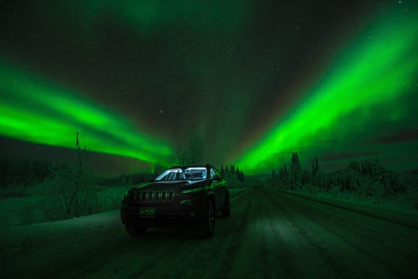 Обои северное сияние, автомобиль, звездное небо