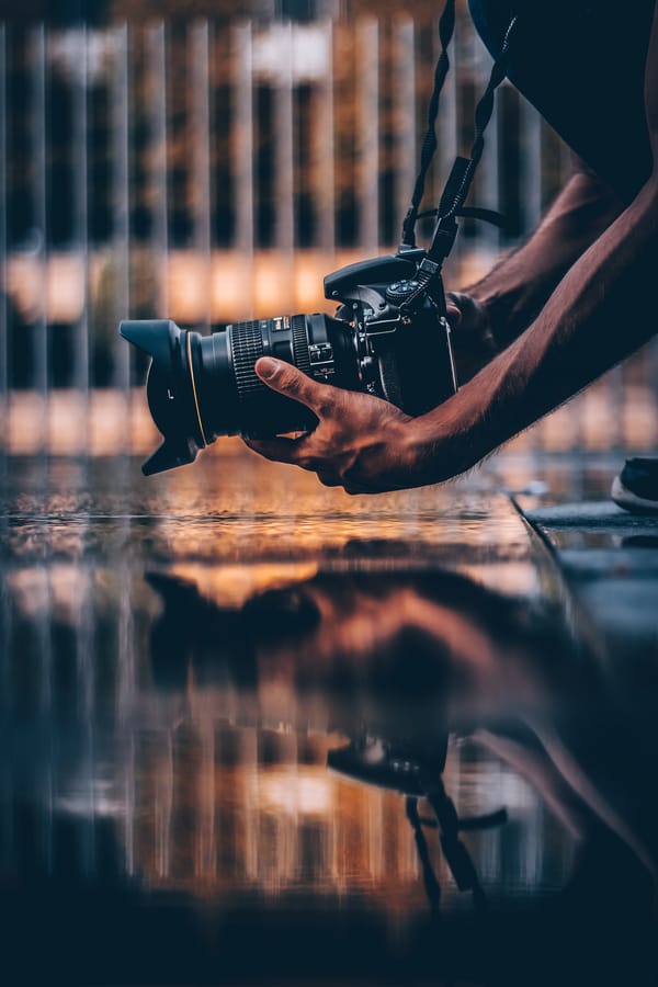 Обои фотоаппарат, фотограф, руки