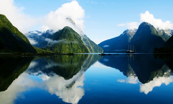 Обои корабль, природа, облака, отражение, new zealand, залив, небо, новая зеландия, горы