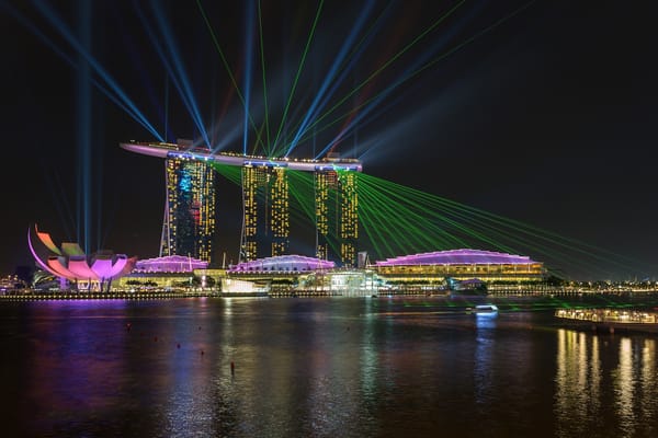 Обои ночь, огни, блики, marina bay, singapore, сингапур, marina bay sands, laser show