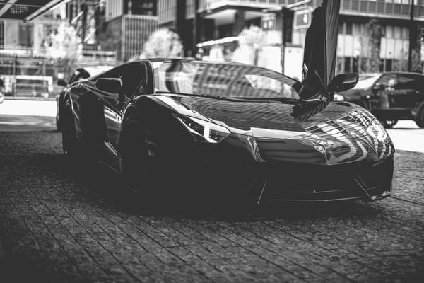 Обои lamborghini, тема, макро, улица, город, черно белый, суперкар, паркинг