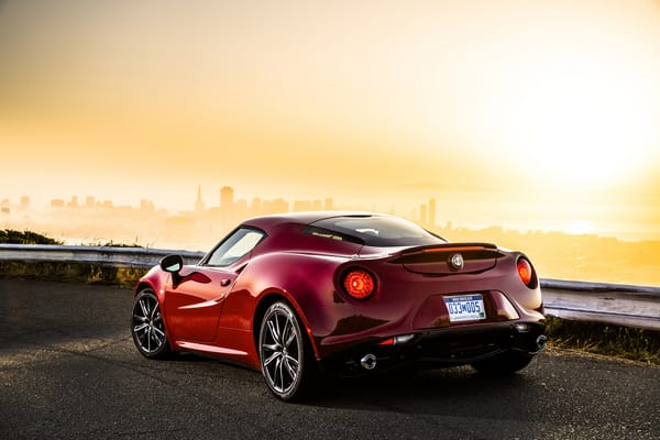Обои природа, автомобиль, alfa romeo, us-spec, туман, 2015, город, 4c, машина