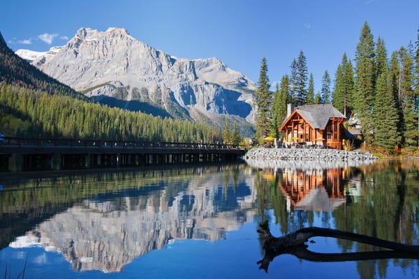 Обои деревья, отражение, мост, озеро, горы, canada, british columbia, канадские скалистые горы, канада, canadian rockies