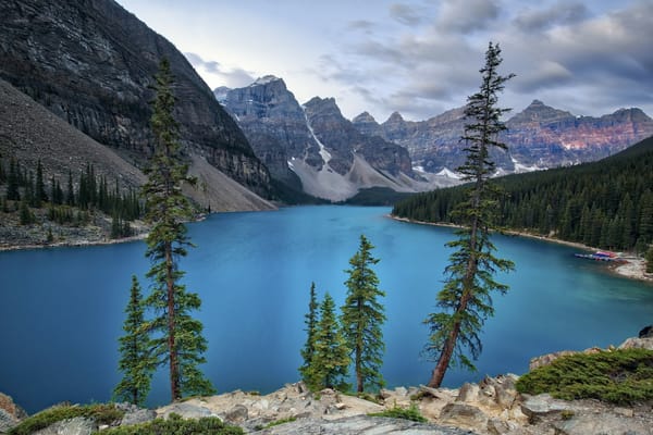 Обои Lake Moraine, Альберта, Озеро Морейн, Канада, горы, Canada, скалы, пейзаж, деревья, озеро