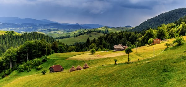 Обои архаичная горная деревня, Румыния, холмы, горы