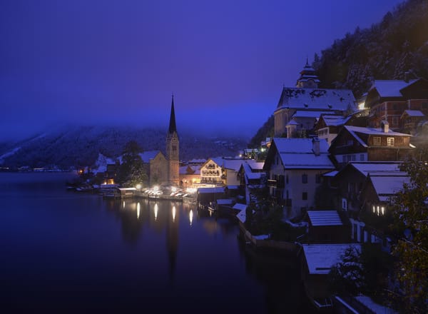 Обои Hallstatt, ночь, горы, город, озеро Хальштаттерзее, Хальштатт, пейзаж, иллюминация, дома, Австрия, Гальштат