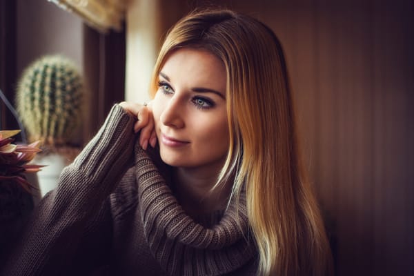 Обои женщины, sweater, серый свитер, улыбаясь, блондинка, blonde, cactus, глубина резкости, women, глядя в сторону, свитер, кактус