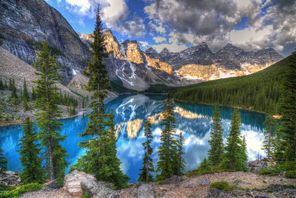 Обои Lake Moraine, Альберта, пейзаж, горы, озеро, скалы, Canada, Озеро Морейн, деревья, Канада