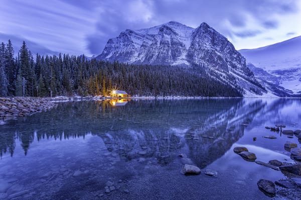 Обои Lake Louise, домик, Banff National Park, озеро, Канада, сумерки, национальный парк Банф, Лейк-Луиз, деревья, зима, горы, Canada