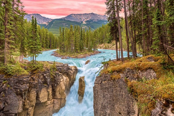 Обои Sunrise at Sunwapta Falls, Восход солнца в водопаде Санвапта, Канада, водопад, пейзаж, Jasper National Park, Альберта, горы, Alberta, скалы, деревья, Национальный парк Джаспер