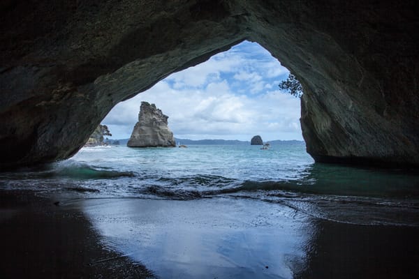 Обои Кафедральная бухта, Cathedral Cove, волны, арка, пейзаж, море, скалы, пещера, пляж, берег, Новая Зеландия