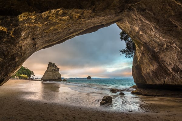 Обои Кафедральная бухта, волны, Cathedral Cove, берег, море, Новая Зеландия, пляж, пещера, пейзаж, закат, скалы, арка