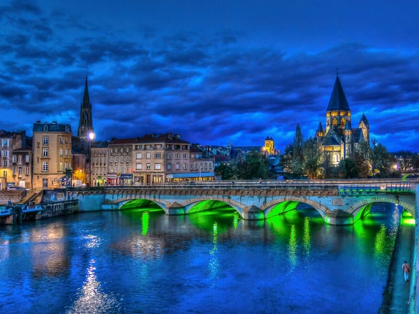 Обои Metz, река, иллюминация, канал, дома, Мец, Лотарингия, мост, France, ночь, Мозель, Франция